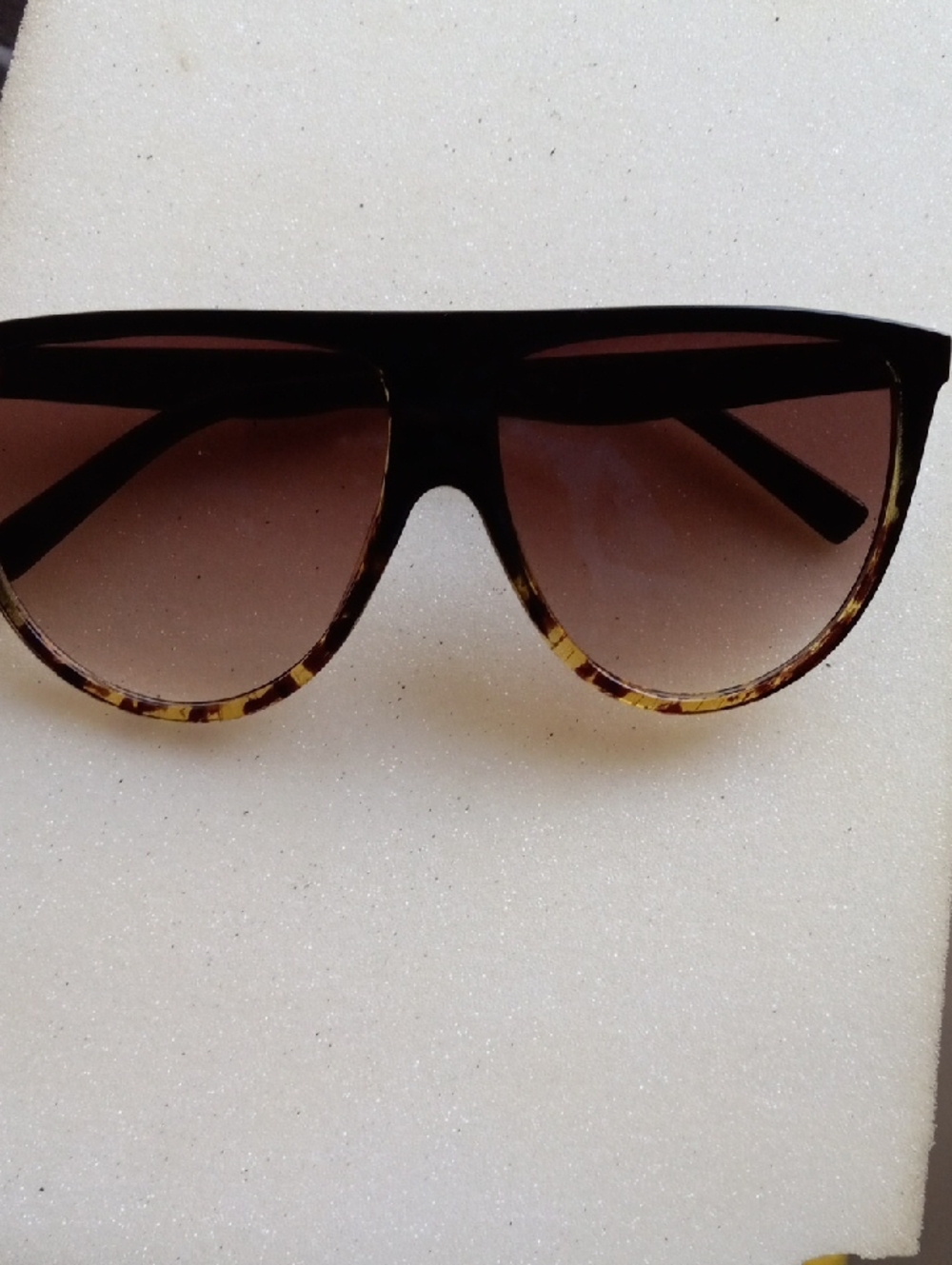 Tortoiseshell Frame Sunglasses with Gradient Brown Lenses